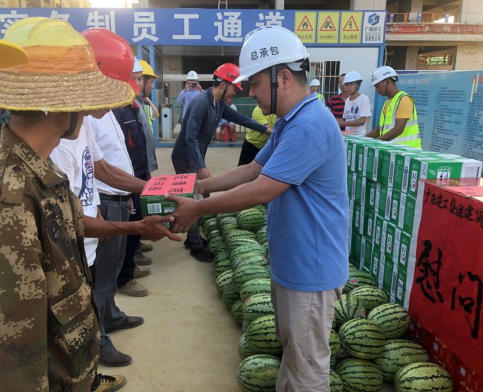 發(fā)放清涼物資。盧瑞陽(yáng) 攝.JPG