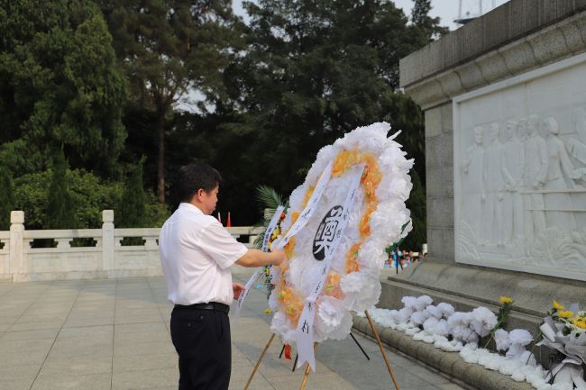 整理挽聯。楊鈺 攝（修圖）.jpg